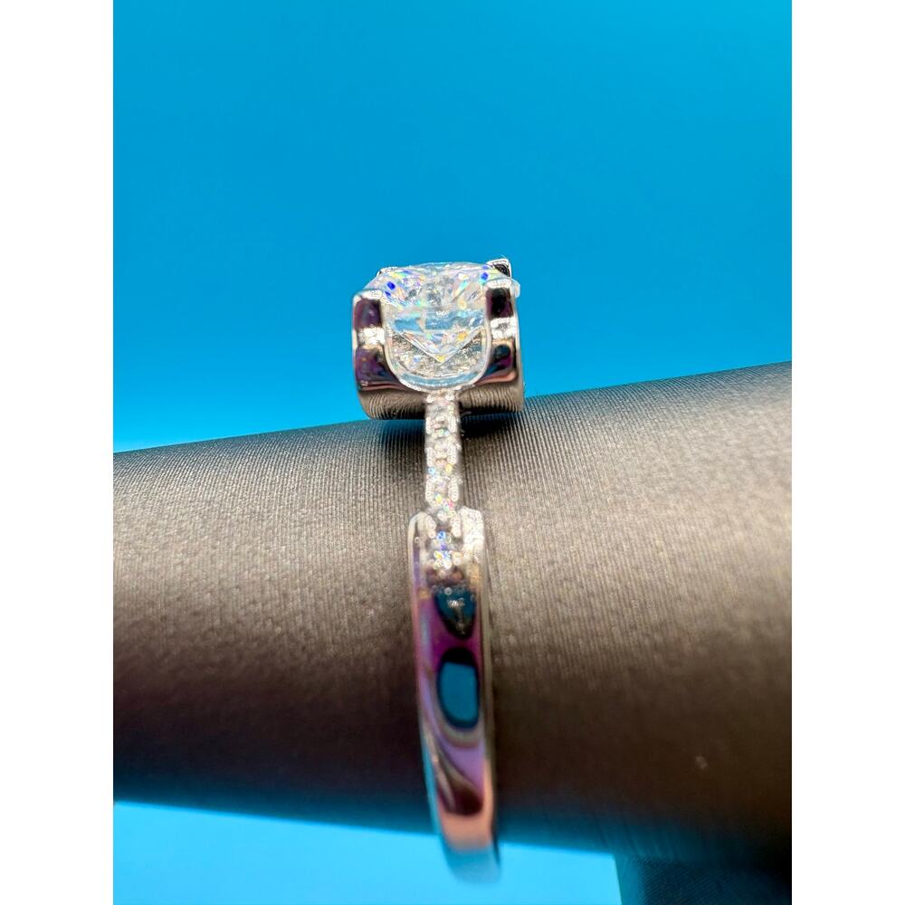Stunning 1.5CTW Moissanite AU750 (75% White Gold) - Size 8